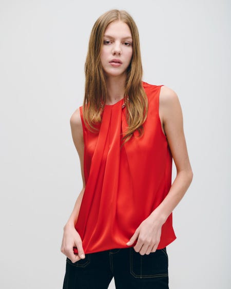 Blusa De Satín Rojo Escarlata Cadena En Cuello Y Alforzas