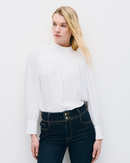 Blusa Blanca Cuello Alto Canesú Y Frunces