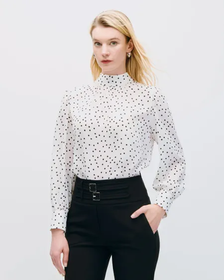Blusa Blanca De Lunares Cuello Alto Con Frunces