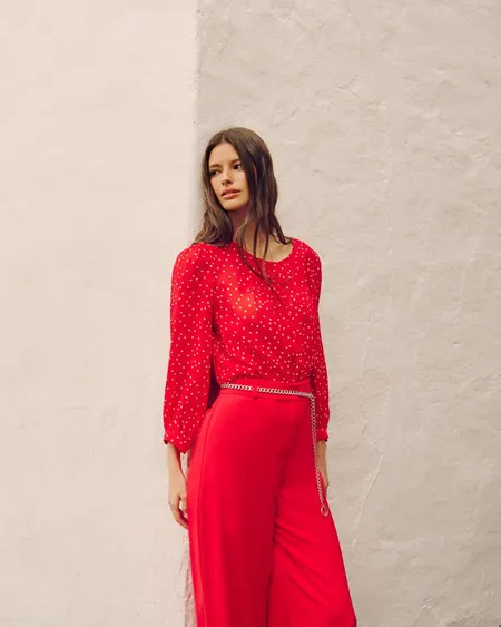 Blusa De Chifón Roja De Lunares Escote Redondo Con Alforzas