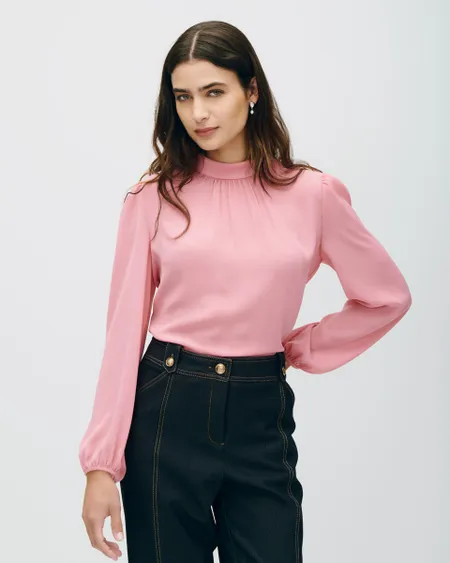 Blusa De Chifón Rosa Cuello Alto Efecto Corrugado