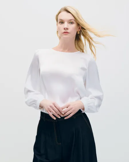 Blusa De Satín Blanca Escote Redondo Y Frunces