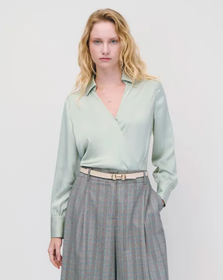 Blusa De Satín Envolvente Pistache Ruedo Asimétrico