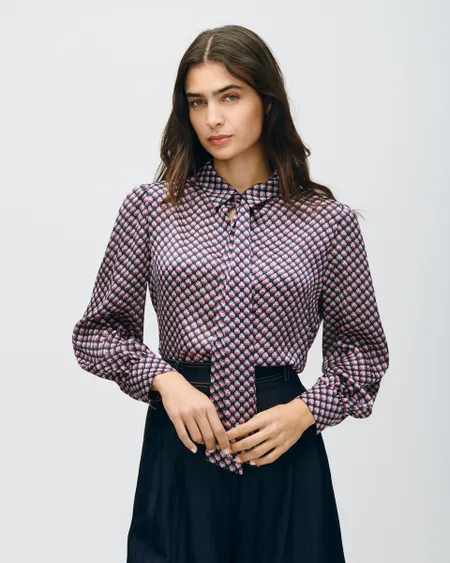 Blusa De Satín Estampado Cuello Camisero Con Corbatín