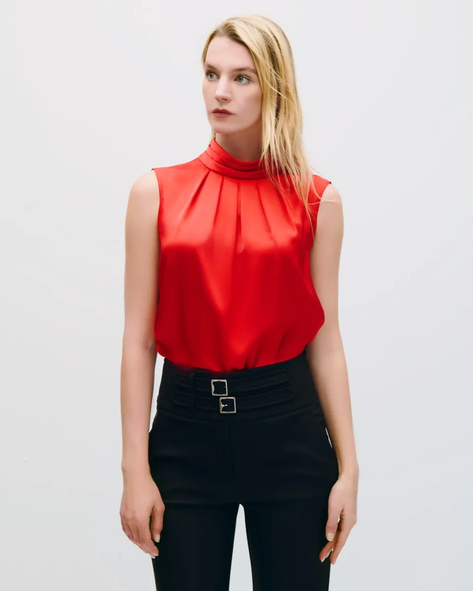 Blusa De Satín Roja Cuello Alto Drapeado Con Alforzas 