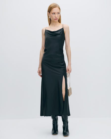 Vestido Negro De Satín Escote Drapeado Tirante Cadena Y Abertura