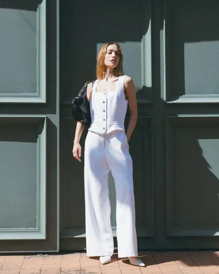 Jumpsuit Palazzo Blanco Chaleco Simulado Escote Cuadrado