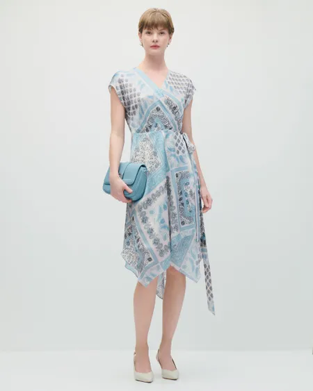 Vestido Envolvente De Satín Corrugado Azul Aura Estampado Patchwork Ruedo Asimétrico