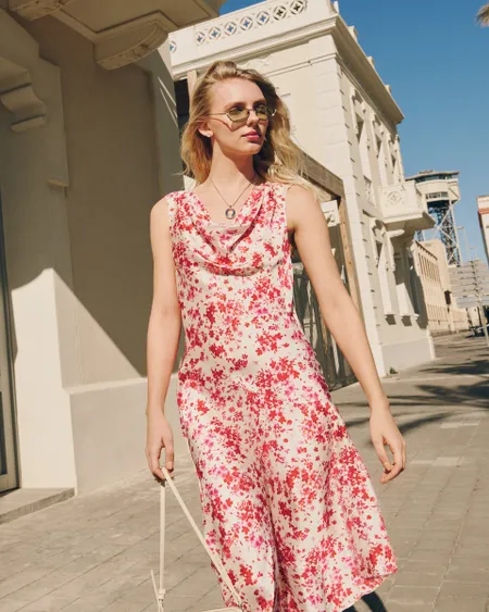 Vestido Linea A De Satín Estampado Floral Magenta Escote Drapeado
