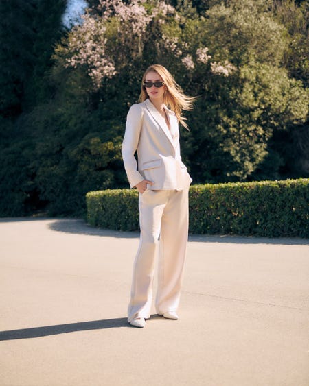 Blazer De Satín Corrugado Champagne Cruce Con Solapa De Pico