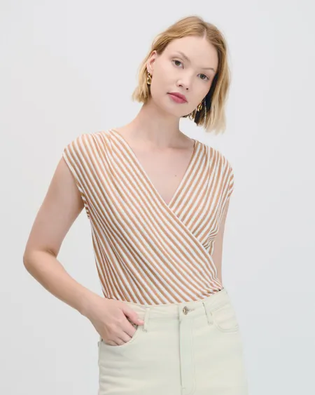 Blusa De Punto Envolvente A Rayas Café Teja Con Lúrex Y Frunces