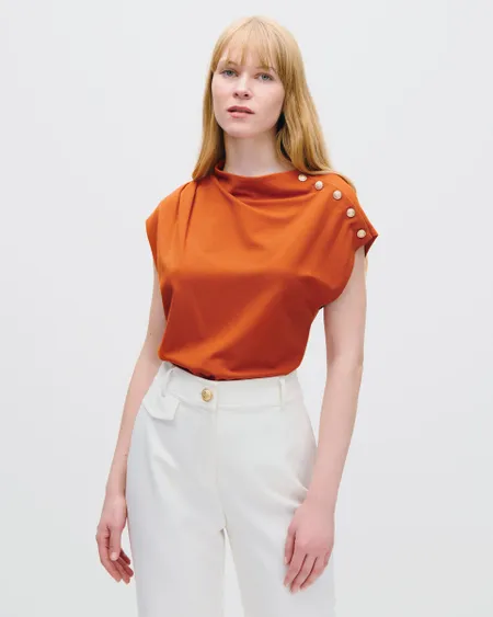 Blusa De Punto Ocre Cuello Alto Botones En Hombro