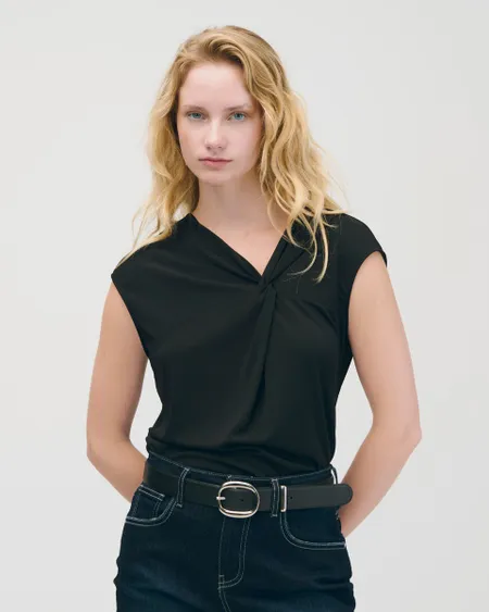 Blusa Negra De Punto Nudo En Escote Con Pliegue