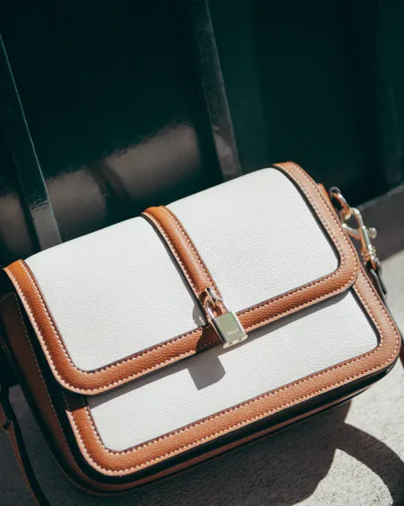 Bolsa Flap Crema Y Caramelo En Combinación Detalle Candado