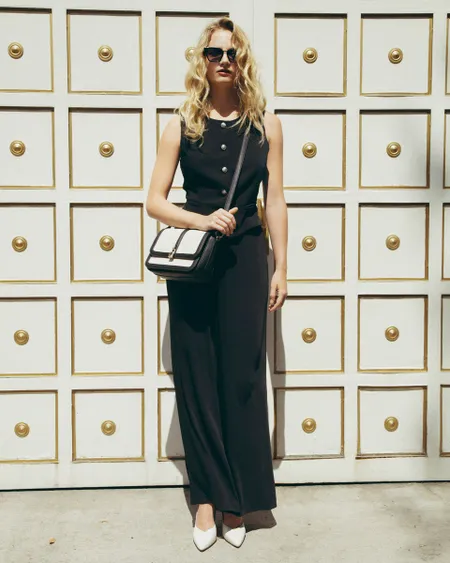 Jumpsuit Palazzo Negro Chaleco Simulado Escote Redondo