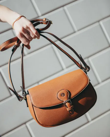Bolsa Saddle Crossbody Caramelo Con Hebilla