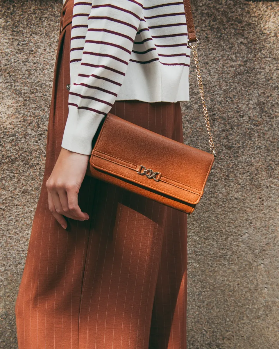 Cartera Crossbody Caramelo Con Cadena 3 Estaciones 