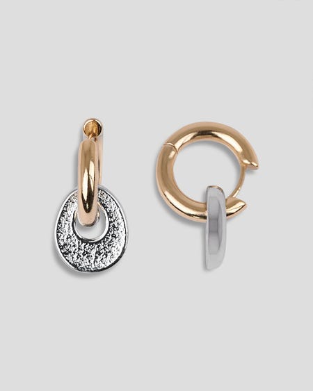 Aretes Huggies Óvalo Chunky En Combinación Rodio Y Baño De Oro