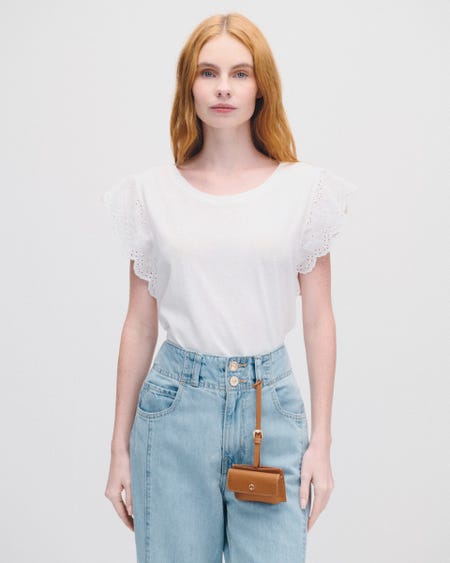 Blusa Blanca Tipo Camiseta Manga Escarola Bordada Escote Redondo