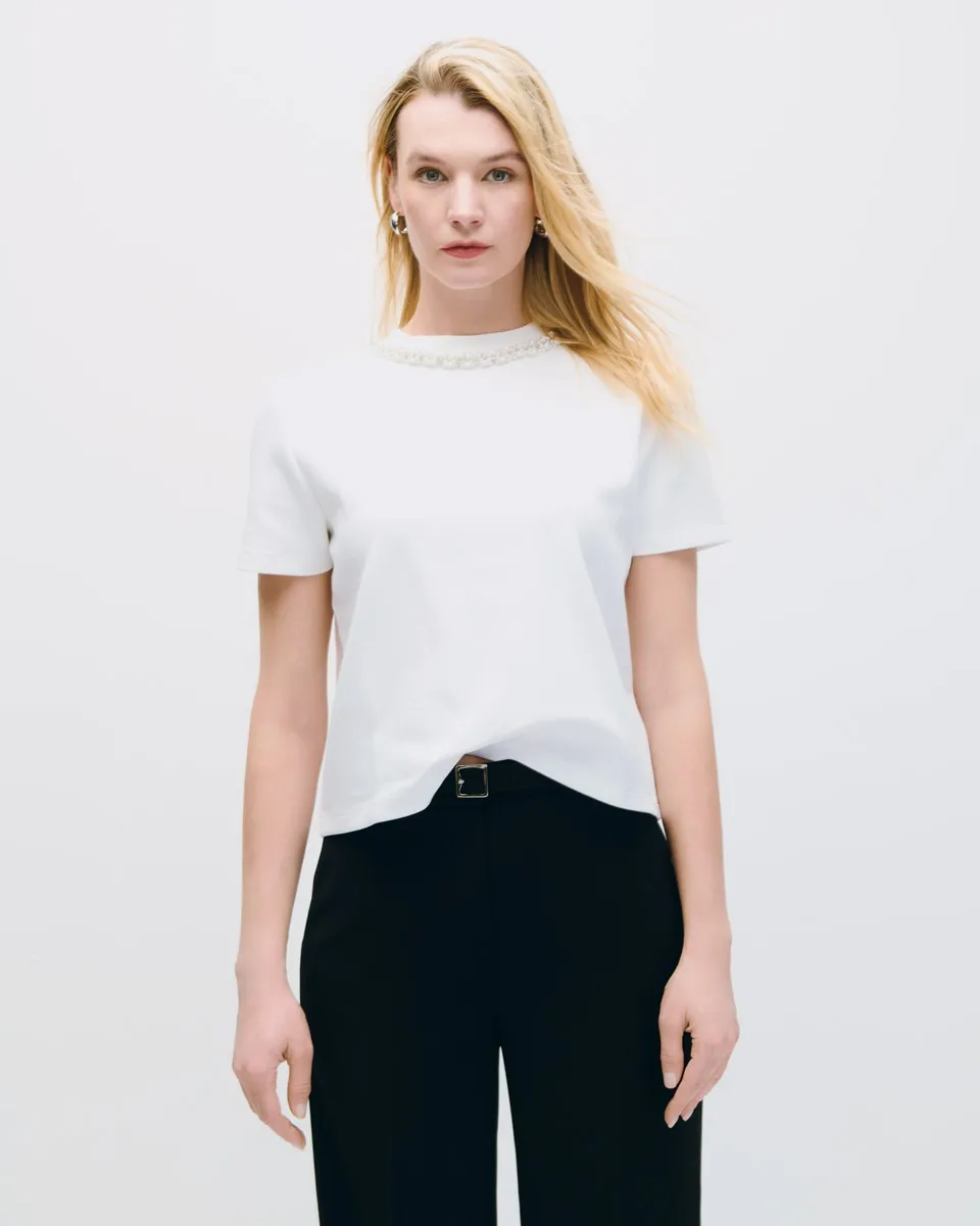 Blusa Tipo Camiseta Blanca De Punto Aplicación De Pedrería En Cuello 