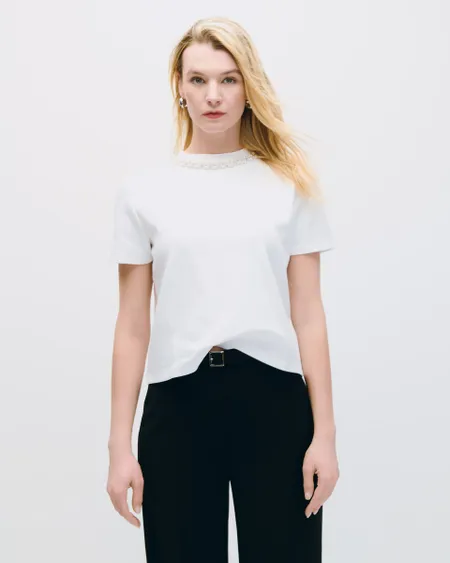 Blusa Tipo Camiseta Blanca De Punto Aplicación De Pedrería En Cuello