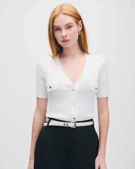 Blusa Blanca Tejido Canalé Escote V Aletilla Y Bolsillos Simulados