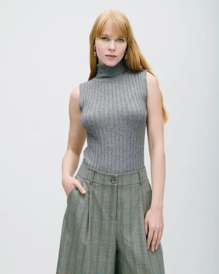Top Tejido Canalé Sin Mangas Cuello Tortuga Gris