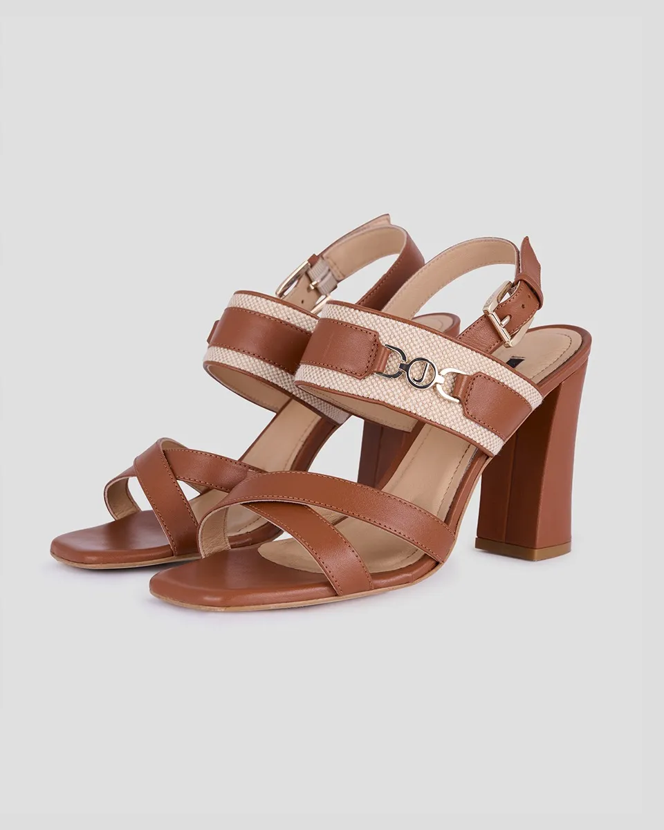 Sandalia De Piel Caramelo Detalle Tejido Hebilla Monograma 