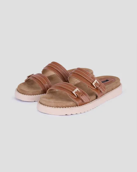 Sandalia De Piso De Piel Caramelo Pespuntes En Contraste Con Hebillas