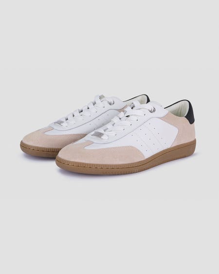 Tenis De Piel Blancos En Combinación Ante Beige Talonera Negra Suela De Goma