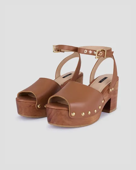 Zapatos Zuecos De Piel Caramelo Con Tachuelas